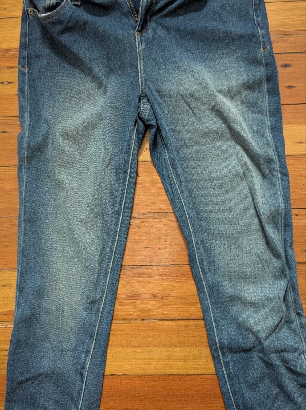 G.H. BASS & CO. SIZE - 2 Comfort Skinny Stretch Jeans in Medium Blue Wash - Picture 8 of 13